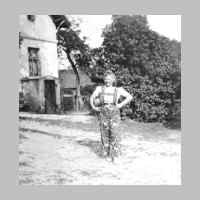 022-0490 Anneliese Heymuth 1942 im Hof ihrer Eltern.jpg
